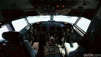 Kokpit hanya bisa diisi oleh orang-orang tertentu yang boleh masuk ke ruang kemudi saat pesawat mengudara. Orang-orang tersebut itu adalah personel yang berlisensi pilot atau instruktur pilot.