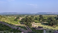 Bhangarh Fort sudah ada sejak abad ke-17.  Benteng ini dibangun oleh Raja Sawai Madho Singh pada tahun 1613. (Getty Images/iStockphoto)