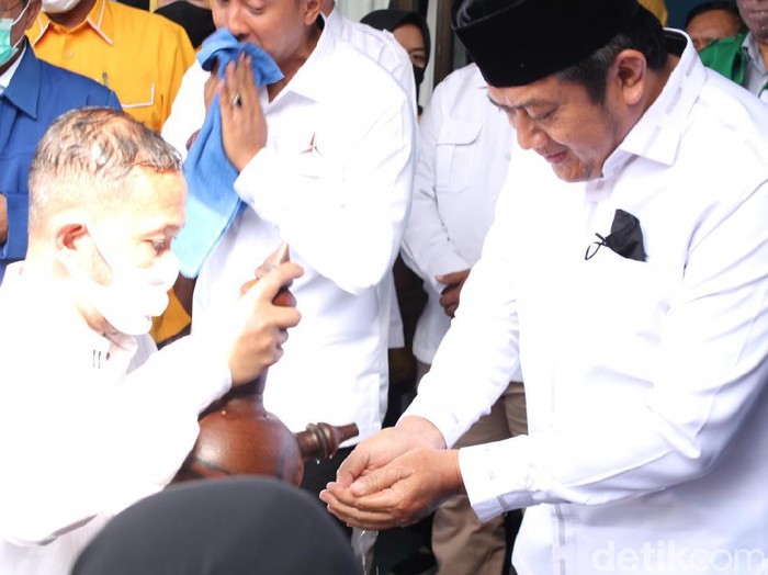 Bersuci Air Petilasan Warnai Pendaftaran Aji Gagarin Ke KPU Pacitan