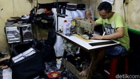 Terlebih di kondisi pandemi COVID-19 yang tengah melanda Indonesia, penjualan secara daring memungkinkan pelaku Usaha Mikro, Kecil dan Menengah atau UMKM tetap dapat beroperasi guna memutar roda perekonomian.