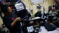 Oleh karenanya sejumlah upaya mulai dari mengembangkan inovasi hingga memanfaatkan teknologi digital secara maksimal diharapkan mampu membuat para pelaku UMKM tetap dapat bertahan di tengah pandemi virus Corona.