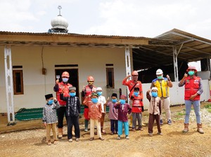 Brantas Abipraya Bagi-bagi Masker ke Warga Sekitar Proyek di Bogor