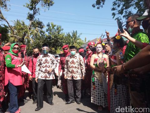 Bregada mengiringi Abdul Hal Muslih-Joko B Purnomo daftar Pilkada Bantul, Jumat (4/9/2020).
