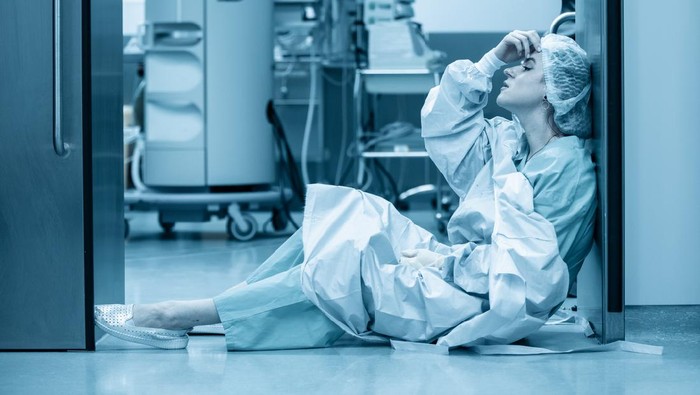bullying dan senioritas di kalangan dokter Close-up portrait of doctor in hospital operating room