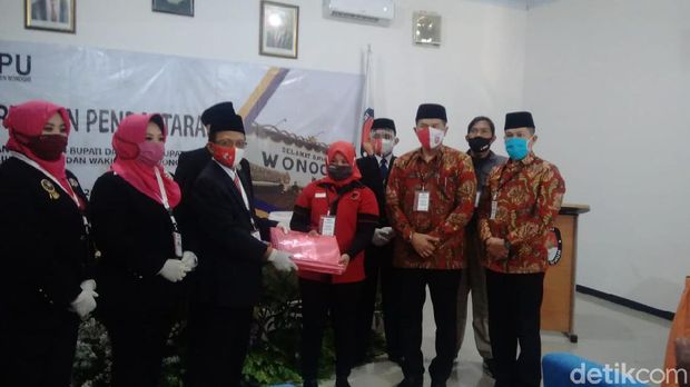 Bupati petahana Joko Sutopo bersama pasangannya Setyo Sukarno mendaftar Pilkada Wonogiri, Jumat (4/9/2020).