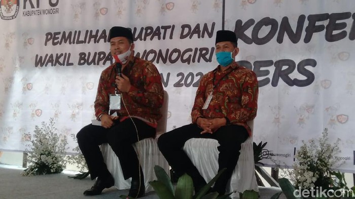 Bupati petahana Joko Sutopo bersama pasangannya Setyo Sukarno mendaftar Pilkada Wonogiri, Jumat (4/9/2020).