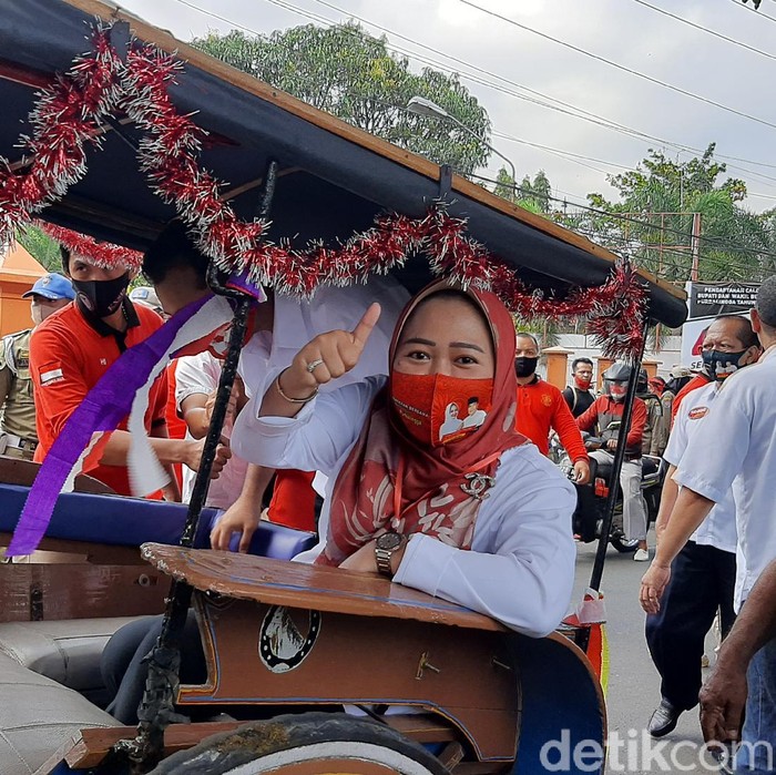 Bupati petahana Purbalingga Dyah Hayuning Pratiwi dan wakilnya Sudono mendaftar Pilkada Purbalingga, Jumat (4/9/2020)