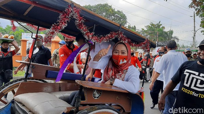 Bupati petahana Purbalingga Dyah Hayuning Pratiwi dan wakilnya Sudono mendaftar Pilkada Purbalingga, Jumat (4/9/2020)