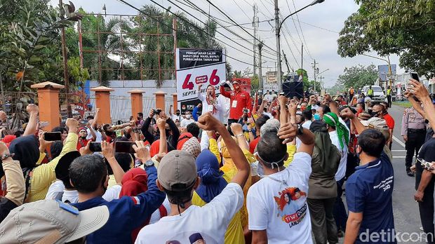 Bupati petahana Purbalingga Dyah Hayuning Pratiwi dan wakilnya Sudono mendaftar Pilkada Purbalingga, Jumat (4/9/2020)