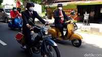 Bakal calon bupati M Said Hidayat terlihat mengendarai motor DKW warna biru, sedangkan bakal calon wakil bupati Wahyu Irawan mengendarai motor Vespa Sprint warna emas.