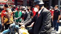 Keduanya tampak diantarkan langsung oleh Ketua DPC PDIP Boyolali S Paryanto, Sekretaris Marsono dan Wakil Ketua Bidang Pemenangan DPC PDIP Boyolali Seno Samodro yang saat ini juga menjabat sebagai Bupati Boyolali. Mereka semua mengendarai motor klasik.