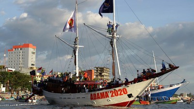 Momen Deklarasi Paslon Wali Kota Makassar di Atas Kapal