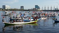 Sejumlah simpatisan berada di atas perahu saat deklarasi pasangan bakal calon Wali Kota dan Wakil Wali Kota Makassar Mohammad Ramadhan Pomanto dan Fatmawati Rusdi di Pantai Losari, Makassar, Sulawesi Selatan, Kamis (3/9/2020).