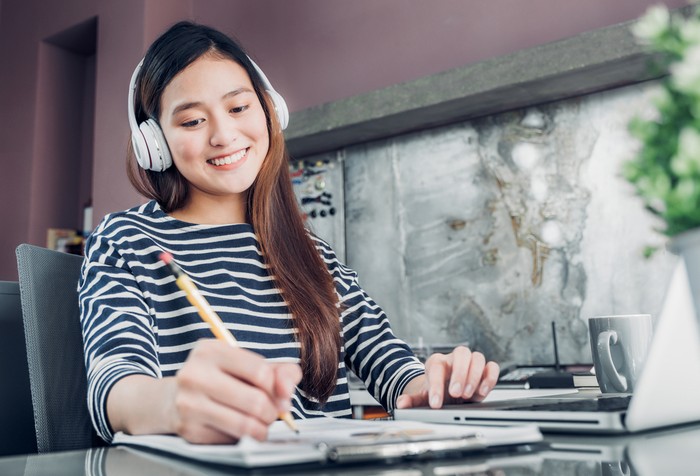 dengarkan musik