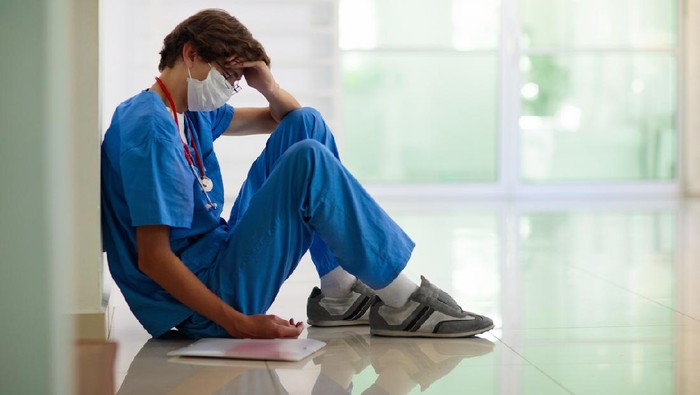 dokter bullying Worried female doctor looking through the window