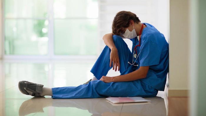 dokter bullying Worried female doctor looking through the window