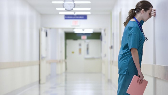 dokter bullying Worried female doctor looking through the window
