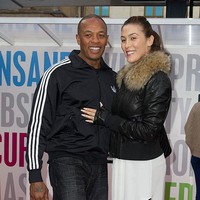 Keduanya menikah sudah cukup lama, selama 24 tahun. Tidak diketahui pasti alasan pasangan yang telah menikah lebih dari dua dekade itu memutuskan cerai karena Dr. Dre dan Nicole Young tampak selalu mesra.  Foto: Getty Images/Simon Burchell