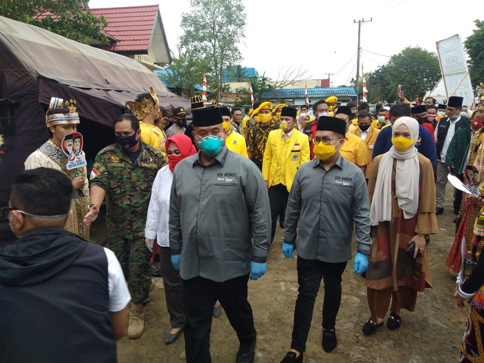 di Damasnyah-Rendi Solihin mendaftarakan diri sebagai bakal pasangan calon (bapaslon) bupati dan wakil bupati di Pilkada Kutai Kartanegara (Kukar),