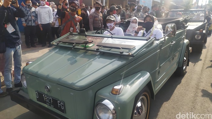 Empat paslon Pilbup Cianjur mendaftar KPU menunggangi mobil hingga delman