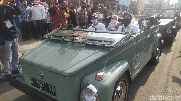 Empat paslon Pilbup Cianjur mendaftar KPU menunggangi mobil hingga delman