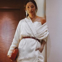 Faradina Mufti bukan nama asing dari industri hiburan. Film terbarunya, Guru-guru Gokil, hadir perdana di Netfilx beberapa pekan lalu. Berakting sebagai guru matematika bernama Ibu Rahayu, ia beradu peran dengan Gading Marten, Dian Sastrowardoyo dan Kevin Ardilova. (Foto: Instagram/@faradinamufti)