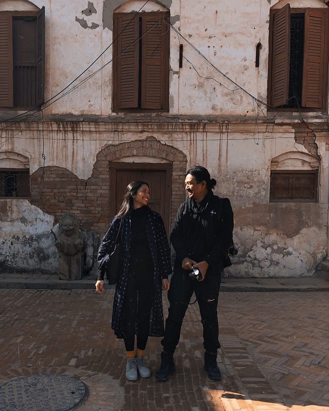 Jodoh, enggak melulu bercerita tentang seorang pasangan. Adalah orang-orang di balik acara ini yg bikin semuanya berlangsung apik, tulis Faradina Mufti, Kamis (3/9/2020). Fara diketahui berusia 17 tahun lebih muda dari Dimas Djay. (Foto: Instagram/@faradinamufti)