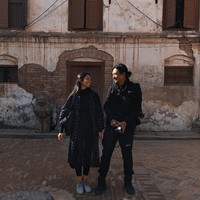 Jodoh, enggak melulu bercerita tentang seorang pasangan. Adalah orang-orang di balik acara ini yg bikin semuanya berlangsung apik, tulis Faradina Mufti, Kamis (3/9/2020). Fara diketahui berusia 17 tahun lebih muda dari Dimas Djay. (Foto: Instagram/@faradinamufti)