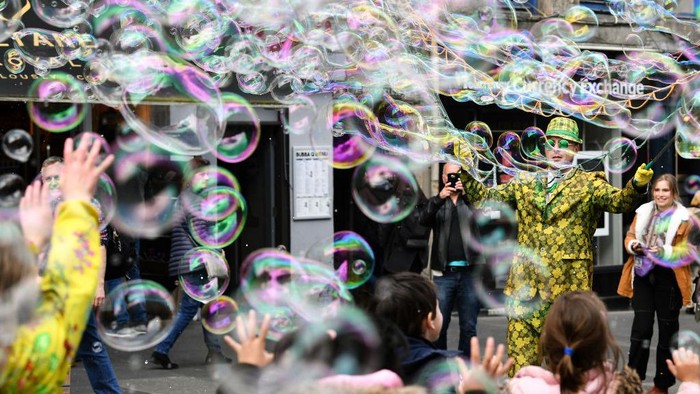Gelembung Sabun EDINBURGH, SCOTLAND - MAY 27: A street performer on the Royal Mile entertains members of the public with a mass of bubbles on May 27, 2019 in Edinburgh, Scotland. (Photo by Jeff J Mitchell/Getty Images)