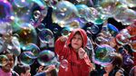 Tawa Anak-anak di Tengah Warna-warni Gelembung Sabun