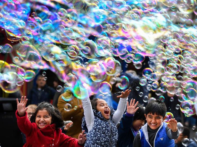 Tawa Anak-anak di Tengah Warna-warni Gelembung Sabun