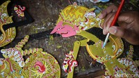 Kemudian masuknya kebudayaan Hindu ke Jawa mempengaruhi kisah pewayangan yang disampaikan dalang. Pertunjukan wayang yang semula menceritakan mitos nenek moyang berganti ke epos Mahabharata dan Ramayana karena ada kesamaan, yaitu memuja dewa-dewa. Orang Jawa mengadopsi dewa dan pahlawan India dan mencampurnya dengan mitos kuno tentang asal-usul dan kepahlawanan nenek moyang, maka terjadi akulturasi Hindu ke Jawa dan proses Jawanisasi budaya Hindu. Pius Erlangga/detikcom