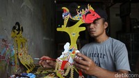 Setiap wayang memiliki corak dan warna yang berbeda. Jadi perajin butuh ketelitian dalam proses pewarnaan wayang.