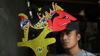 Wayang kulit sendiri diketahui keberadaannya dari dulu berkat temuan-temuan pada prasasti-prasasti. Wayang dari bentuknya yang sederhana kemudian menjadi bentuk yang sekarang ini telah mengalami perkembangan menyesuaikan zamannya dan adanya evolusi. Pius Erlangga/detikcom
