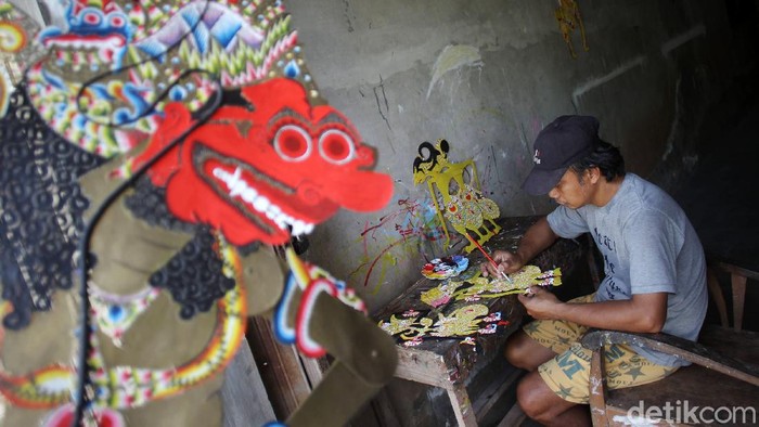 Geliat Perajin Wayang Kulit di Masa Pandemi Ristianto (42) pengrajin wayang kulit, sedang menyelesaikan proses pengecetan wayang kulit pesanan pembeli di pusat pengrajin wayanh kulit, desa Wukirsari, Imogiri, Bantul, Yogyakarta, Jumat (4/9/2020). Proses pembuatan satu buah wayang kulit memakan waktu hingga 2-3 minggu tergantung pada ukuran. Wayang kulit dijual dengan harga bervariasi mulai dari 100 ribu rupiah hingga jutaan rupiah.