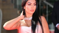 Georgina Rodriguez dulu merupakan seorang helper au pair untuk sebuah keluarga di Bristol pada 2011 dengan gaji Rp 180 ribu per jam. Foto: Getty Images/Ernesto S. Ruscio
