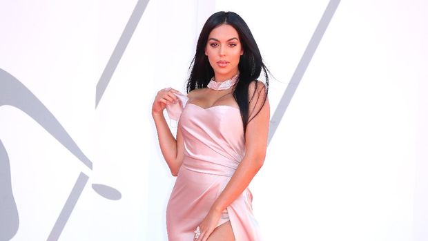 VENICE, ITALY - SEPTEMBER 03: Georgina Rodriguez is seen arriving at the Excelsior during the 77th Venice Film Festival on September 03, 2020 in Venice, Italy. (Photo by Pascal Le Segretain/Getty Images )