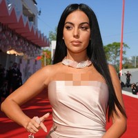 Sebagai sentuhan akhir, Georgina Rodriguez menyempurnakan gayanya dengan statement necklace dan cincin senada bernuansa pink dan putih dari label Pasquale Bruni. (Foto: Getty Images/Pascal Le Segretain)