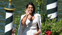Georgina Rodriguez berhasil memikat hati Cristiano Ronaldo yang saat itu tengah berbelanja di Gucci tempatnya bekerja pada 2016 lalu. Foto: Getty Images/Pascal Le Segretain