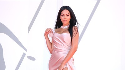 Pacar Cristiano Ronaldo, Georgina Rodriguez Seksi Abis di Venice Film Festival