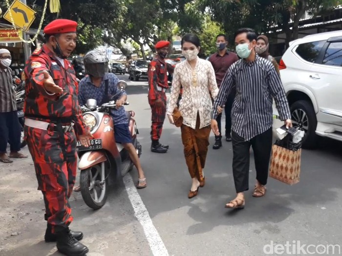 Gibran Rakabuming dan Selvi Ananda tiba di kantor DPC PDIP Solo, Jumat (4/9/2020).