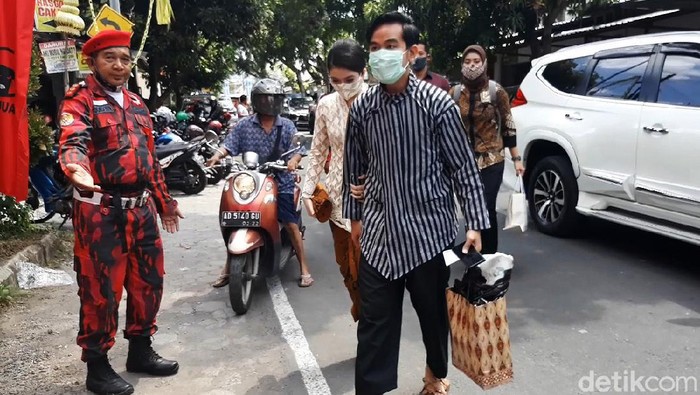Menjelang pendaftaran Pilkada Solo, Gibran Rakabuming Raka yang didampingi istrinya Selvi Ananda mendatangi kantor DPC PDIP Solo, Jumat (4/9/2020).