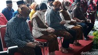 Mereka kemudian masuk ke dalam kantor DPC PDIP untuk mempersiapkan diri mendaftar Pilkada ke KPU Solo.