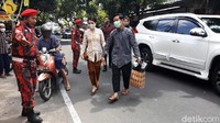 Gibran dan Selvi Ananda tiba di kantor DPC PDIP Solo pukul 12.50 WIB. 