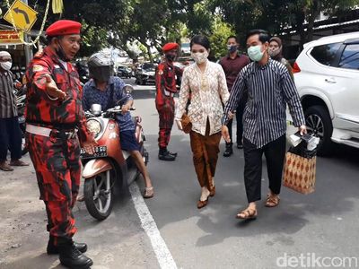 Momen Gibran Gandeng Istri Datangi Kantor PDIP Jelang Daftar Pilkada