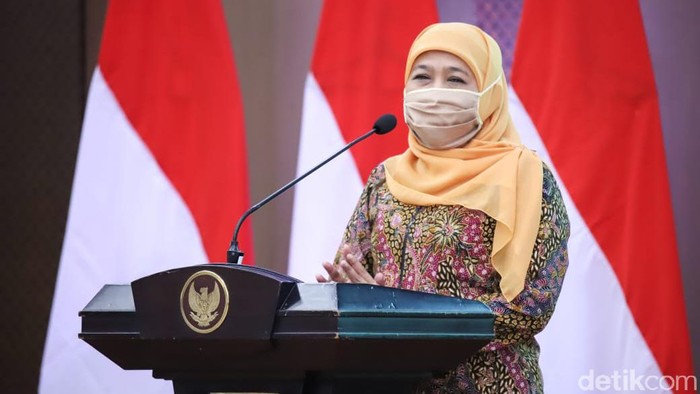 Tahapan Pilkada Serentak di Jatim Dimulai, Khofifah Imbau Tetap Gunakan Protokol Kesehatan

Hilda Meilisa Rinanda 

Surabaya - Pendaftaran bakal calon bupati wali kota di Pilkada Serentak 2020 telah berlangsung mulai hari ini. Gubernur Jawa Timur Khofifah Indar Parawansa mengimbau seluruh bakal pasangan calon (paslon) kepala daerah agar ketat menerapkan protokol pencegahan COVID-19.

Khofifah juga meminta, baik paslon dan partai politik yang mengantarkan tidak membawa massa relawan secara besar. Hal ini karena masih dalam situasi pandemi COVID-19. 

“Dalam situasi pandemi seperti sekarang ini memang pelibatan massa perlu dipertimbangkan kembali. Risiko penularan menjadi sangat besar jika massa tumpah ruah saat pendaftaran karena dorongan semangat untuk menyukseskan,” kata Khofifah di Gedung Negara Grahadi Surabaya, Jumat (4/9/2020).

Khofifah juga berpesan pada KPU dan Bawaslu Jatim agar terus memantau update zonasi di wilayahnya masing-masing. Hal ini untuk mengkordinasikan pelaksanaan Pilkada, serta menjaga keselamatan warga yang ingin memberikan suaranya.

“Zonasi-zonasi ini menjadi penting. Masing-masing Bawaslu dan KPU Kabupaten Kota harus melakukan update mingguan untuk melihat apakah Kabupatennya ini zonanya kuning, hijau atau merah. Setelah itu cek kecamatan dan desanya. Bisa saja zonasi di kabupaten atau kota termasuk oranye atau merah tetapi kecamatannya hijau atau kuning, begitu pula desa dan kelurahannya,” pesan Khofifah. 

Tak hanya itu, Khofifah menyebut pelaksanaan sistem dan tata cara Pilkada juga patut menjadi perhatian. Pelaksanaan Pilkada nantinya diharapkan tidak akan membuat kerumunan yang bisa membahayakan. 

Untuk itu, fleksibilitas dari KPU dan Bawaslu memiliki peran penting dalam mengatur sirkulasi pemilih di TPS agar semua aman dan kondusif.

“Fleksibilitas waktu pemilihan pasti harus dikomunikasikan ke masyarakat. Pembagian waktu pemilihan itu saya mohon kepada seluruh jajaran Bawaslu dan KPU memberikan opsi jika jam yang ditentukan perlu disesuaikan akibat satu dan lain hal, tetapi jam berahirnya masa pencoblosan tetap tidak berubah,” imbuhnya.

Di kesempatan yang sama, Khofifah mencontohkan jika pada Pilkada sebelumnya waktu maksimal adalah jam 1. Maka, pada Pilkada kali ini.ditambah dengan pembagian tahapan untuk menghindari penumpukan calon pemilih di dalam TPS. 

Untuk itu, peran identifikasi oleh masing-masing TPS harus terus dijalankan. Khofifah juga mengaku optimis akan pelaksanaan Pilkada yang diikuti 19 Kabupaten dan Kota ini.

Dari data yang dirilis oleh Badan Pusat Statistik (BPS), tercatat capaian IDI (Indeks Demokrasi Indonesia) Jatim mengalami peningkatan sebesar 4,82 poin menjadi 77,68 dalam skala 0 sampai dengan 100. Capaian ini menjadi suatu sinyal bagus guna terselenggaranya Pilkada serentak yang berkualitas pada Desember mendatang.