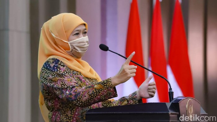 Tahapan Pilkada Serentak di Jatim Dimulai, Khofifah Imbau Tetap Gunakan Protokol Kesehatan

Hilda Meilisa Rinanda 

Surabaya - Pendaftaran bakal calon bupati wali kota di Pilkada Serentak 2020 telah berlangsung mulai hari ini. Gubernur Jawa Timur Khofifah Indar Parawansa mengimbau seluruh bakal pasangan calon (paslon) kepala daerah agar ketat menerapkan protokol pencegahan COVID-19.

Khofifah juga meminta, baik paslon dan partai politik yang mengantarkan tidak membawa massa relawan secara besar. Hal ini karena masih dalam situasi pandemi COVID-19. 

“Dalam situasi pandemi seperti sekarang ini memang pelibatan massa perlu dipertimbangkan kembali. Risiko penularan menjadi sangat besar jika massa tumpah ruah saat pendaftaran karena dorongan semangat untuk menyukseskan,” kata Khofifah di Gedung Negara Grahadi Surabaya, Jumat (4/9/2020).

Khofifah juga berpesan pada KPU dan Bawaslu Jatim agar terus memantau update zonasi di wilayahnya masing-masing. Hal ini untuk mengkordinasikan pelaksanaan Pilkada, serta menjaga keselamatan warga yang ingin memberikan suaranya.

“Zonasi-zonasi ini menjadi penting. Masing-masing Bawaslu dan KPU Kabupaten Kota harus melakukan update mingguan untuk melihat apakah Kabupatennya ini zonanya kuning, hijau atau merah. Setelah itu cek kecamatan dan desanya. Bisa saja zonasi di kabupaten atau kota termasuk oranye atau merah tetapi kecamatannya hijau atau kuning, begitu pula desa dan kelurahannya,” pesan Khofifah. 

Tak hanya itu, Khofifah menyebut pelaksanaan sistem dan tata cara Pilkada juga patut menjadi perhatian. Pelaksanaan Pilkada nantinya diharapkan tidak akan membuat kerumunan yang bisa membahayakan. 

Untuk itu, fleksibilitas dari KPU dan Bawaslu memiliki peran penting dalam mengatur sirkulasi pemilih di TPS agar semua aman dan kondusif.

“Fleksibilitas waktu pemilihan pasti harus dikomunikasikan ke masyarakat. Pembagian waktu pemilihan itu saya mohon kepada seluruh jajaran Bawaslu dan KPU memberikan opsi jika jam yang ditentukan perlu disesuaikan akibat satu dan lain hal, tetapi jam berahirnya masa pencoblosan tetap tidak berubah,” imbuhnya.

Di kesempatan yang sama, Khofifah mencontohkan jika pada Pilkada sebelumnya waktu maksimal adalah jam 1. Maka, pada Pilkada kali ini.ditambah dengan pembagian tahapan untuk menghindari penumpukan calon pemilih di dalam TPS. 

Untuk itu, peran identifikasi oleh masing-masing TPS harus terus dijalankan. Khofifah juga mengaku optimis akan pelaksanaan Pilkada yang diikuti 19 Kabupaten dan Kota ini.

Dari data yang dirilis oleh Badan Pusat Statistik (BPS), tercatat capaian IDI (Indeks Demokrasi Indonesia) Jatim mengalami peningkatan sebesar 4,82 poin menjadi 77,68 dalam skala 0 sampai dengan 100. Capaian ini menjadi suatu sinyal bagus guna terselenggaranya Pilkada serentak yang berkualitas pada Desember mendatang.