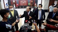 Partai politik yang mengusung pasangan capres dan cawapres diketahui harus memiliki 20 persen kursi di DPR maupun memiliki 25 persen suara di level nasional.