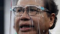 Terkait dengan syarat presidential threshold tersebut, Rizal Ramli pun meminta agar syarat presidential threshold tersebut diturunkan menjadi nol persen.