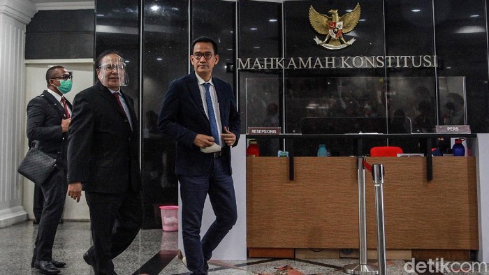 Gugat Syarat Presidential Threshold, Rizal Ramli Sambangi MK Rizal Ramli mendatangi Mahkamah Konstitusi hari ini, Jumat (4/9/2020). Kedatangannya untuk mengajukan uji materi terkait syarat presidential threshold.
